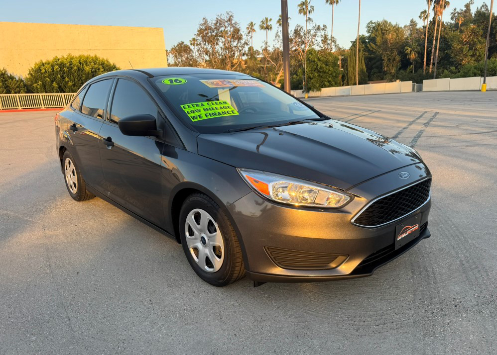 2016 Ford Focus Sedan S's photo